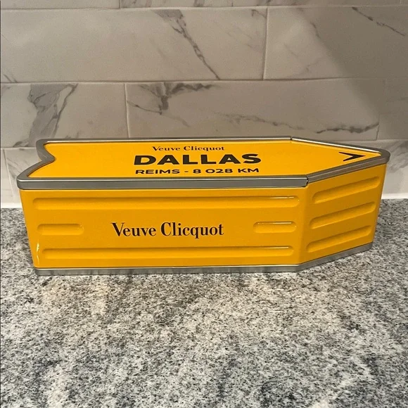 New Veuve Clicquot Dallas Arrow Box Yellow - Picture 2 of 9